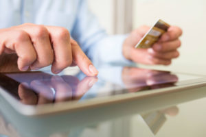 Die Abredeversicherung kann online abgeschlossen und per Kreditkarte oder PostCard bezahlt werden.