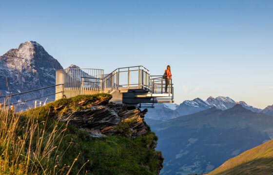 Junge Frau Aussichtsplattform Region Jungfrau.