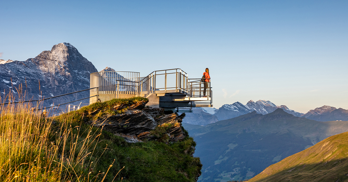 Junge Frau Aussichtsplattform Region Jungfrau.