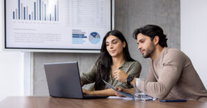 Business people avce portable et charts